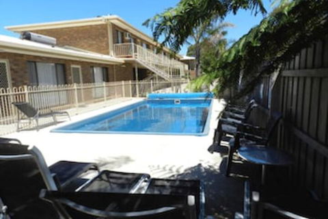Allambi Holiday Apartments - Redcliffe Tourism 7