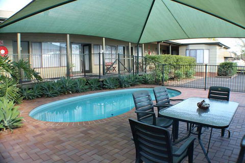 Lake Forbes Motel - Redcliffe Tourism 3