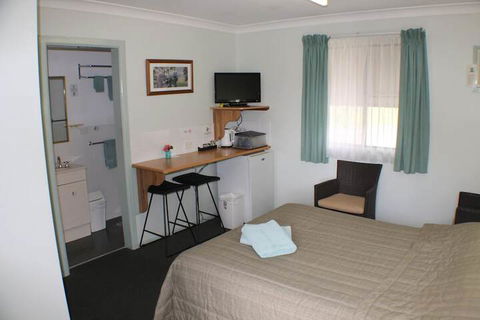 Lake Forbes Motel - Redcliffe Tourism 5