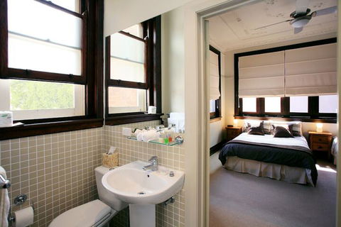 The Bank Guesthouse - Redcliffe Tourism 5