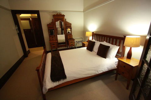 The Bank Guesthouse - Redcliffe Tourism 3
