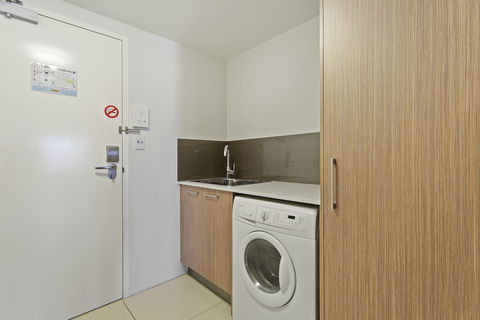 CBD Luxury Accommodation - Redcliffe Tourism 3