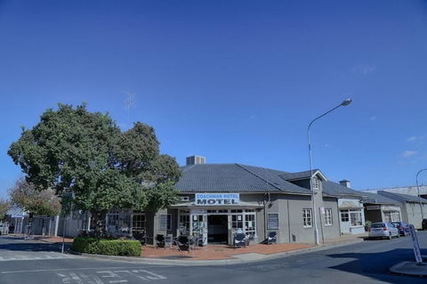 Coachman Hotel Motel - Redcliffe Tourism 1