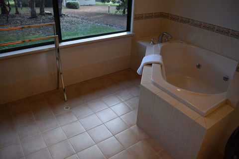 Bushy Lake Chalets - Redcliffe Tourism 7