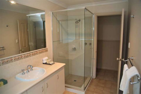 Bushy Lake Chalets - Redcliffe Tourism 5