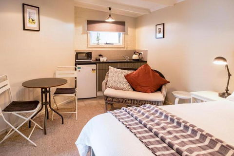 Aggies Bed & Breakfast - Redcliffe Tourism 6
