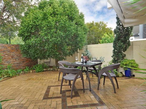Park Vista Executive Townhouses - Redcliffe Tourism 1