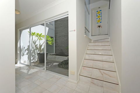 Cottesloe Beach House II - Redcliffe Tourism 2