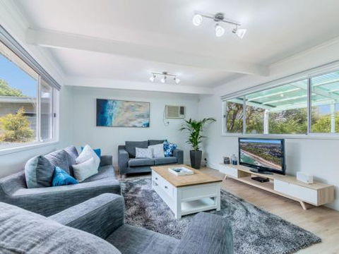 DRIFTAWAY ACROSS FROM SURF BEACH - Redcliffe Tourism 1