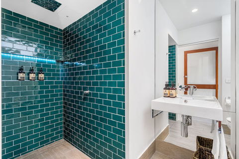 A Perfect Stay - 4 James Cook Apartments - Redcliffe Tourism 4