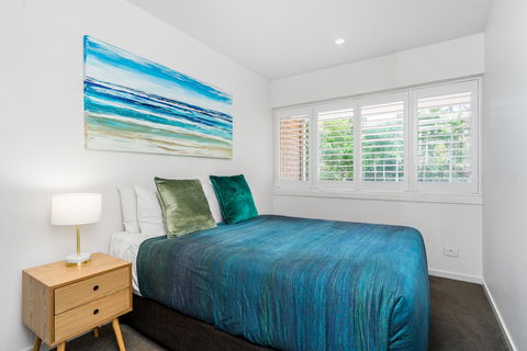 A Perfect Stay - 4 James Cook Apartments - Redcliffe Tourism 5