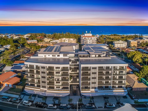 Arise Hedge - Redcliffe Tourism 0