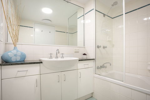 Apartment 2 Surfside - Redcliffe Tourism 2
