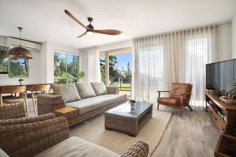 Apartment 2 Surfside - Redcliffe Tourism 4