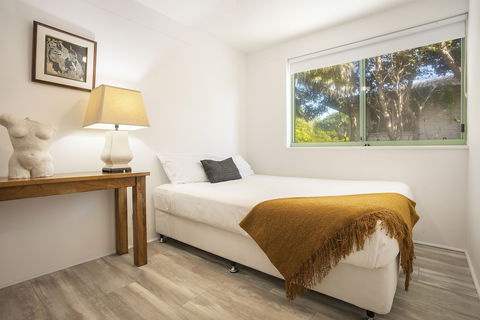 Apartment 2 Surfside - Redcliffe Tourism 3