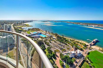 Luxury 3BR Apt With Incredible Views - Redcliffe Tourism 6