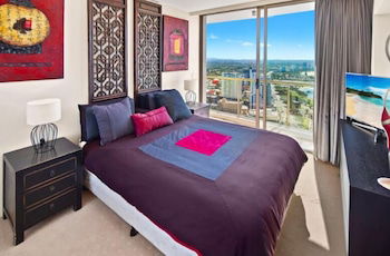 Luxury 3BR Apt With Incredible Views - Redcliffe Tourism 2