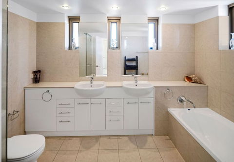 Luxury 3BR Apt With Incredible Views - Redcliffe Tourism 3