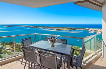 Luxury 3BR Apt With Incredible Views - Redcliffe Tourism 5