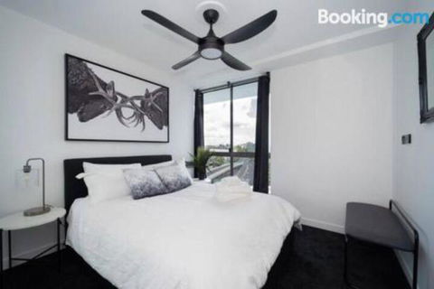 3br Stylish Apt CBD River & City Views SpaSaunaPoolWIFINetflix - Redcliffe Tourism 5