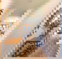 Lake Edge Retreat - Redcliffe Tourism