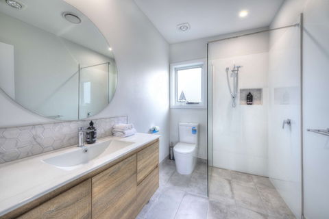 Archella 2 - Beautifully Appointed, Close To Golf Course & Play Ground - Redcliffe Tourism 1