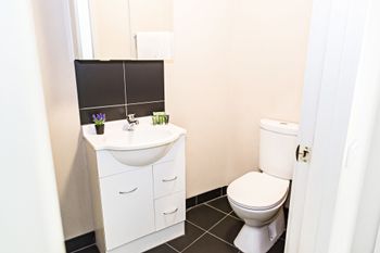 Executive Stay - Redcliffe Tourism 5