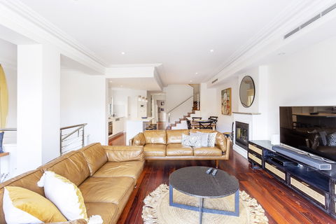 Cottesloe Waters Apartment - Redcliffe Tourism 5