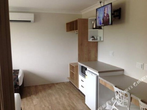 BEST WESTERN CASTLE LODGE MOTEL - Redcliffe Tourism 0