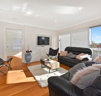 Spacious  Bright 4 Bedroom Home - Redcliffe Tourism