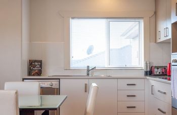 Spacious & Bright 4 Bedroom Home - Redcliffe Tourism 2