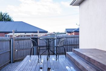 Spacious & Bright 4 Bedroom Home - Redcliffe Tourism 6