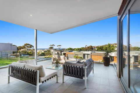 Azure Oasis - Redcliffe Tourism 2