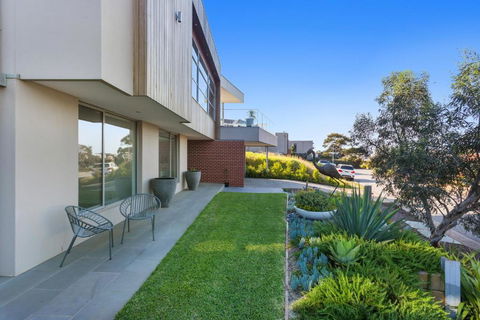 Azure Oasis - Redcliffe Tourism 6