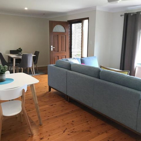 WAVES At MOLLYMOOK - Redcliffe Tourism 1