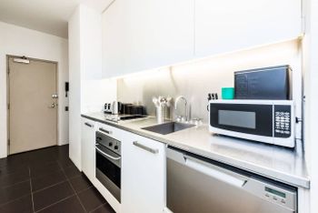 Executive Two Bed Penthouse Studio In The City - Redcliffe Tourism 2