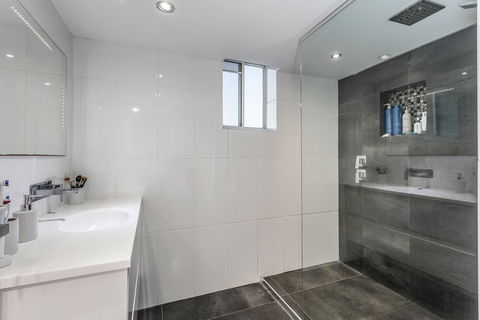 Penthouse On Suttons - Redcliffe Tourism 4