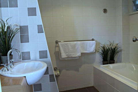 Adelaide DressCircle Apartments - Ward St - Redcliffe Tourism 0