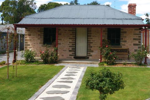 Annabelles Cottage - Redcliffe Tourism 4