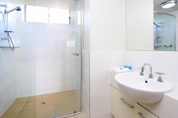 P A Apartments - Redcliffe Tourism 6