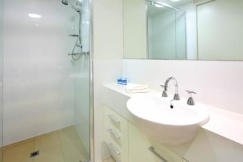 P A Apartments - Redcliffe Tourism 3