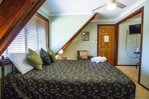 Ainslie Manor B&B - Redcliffe Tourism 6