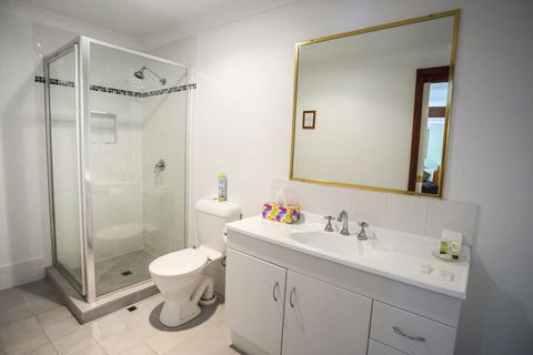 Ainslie Manor B&B - Redcliffe Tourism 7