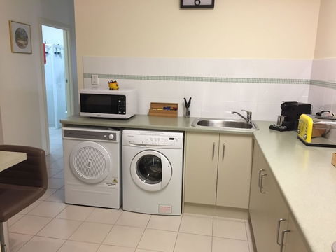 Lyreen's Apartment B&B - Redcliffe Tourism 5