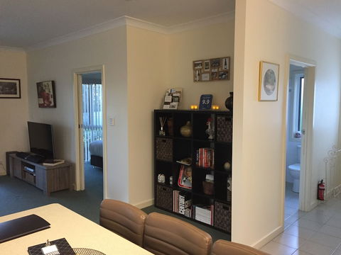 Lyreen's Apartment B&B - Redcliffe Tourism 6