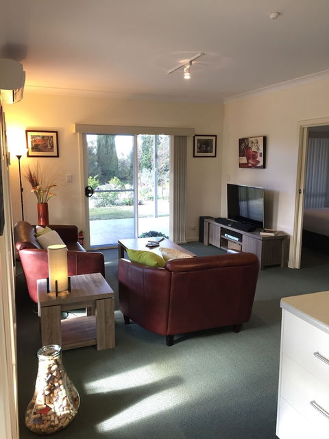 Lyreen's Apartment B&B - Redcliffe Tourism 4