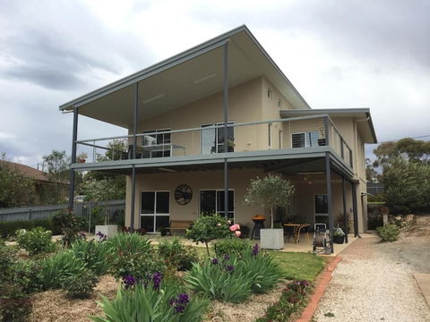 Lyreen's Apartment B&B - Redcliffe Tourism 1