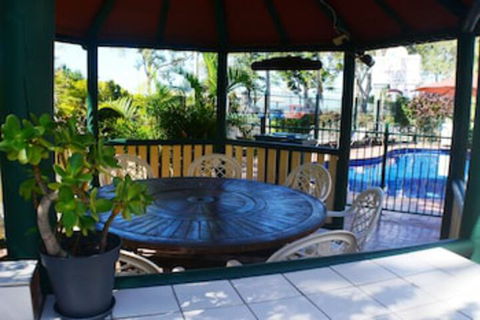Charlton Apartments - Redcliffe Tourism 0
