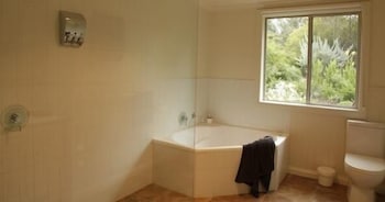 Wombat Hills Cottages - Redcliffe Tourism 6