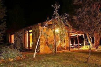 Wombat Hills Cottages - Redcliffe Tourism 1